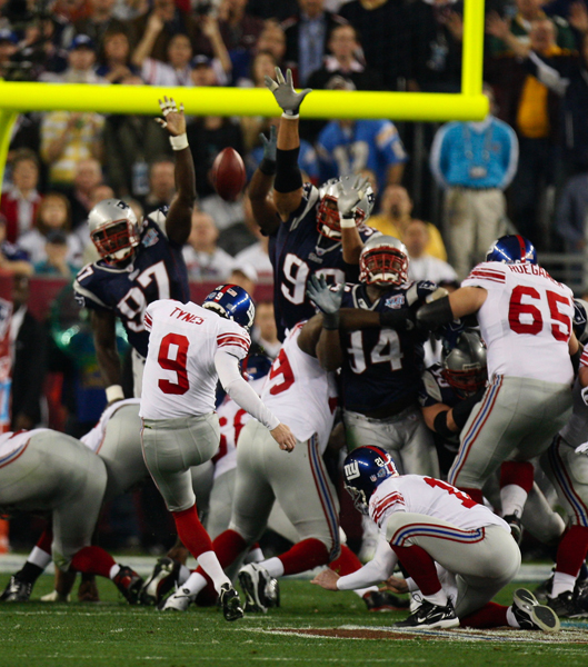 New York Giants Tynes kicks field goal in Super Bowl in Glendale