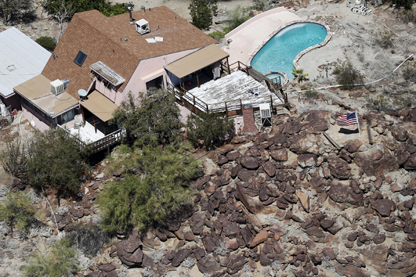 A home with a swimming pool is seen in La Quinta, California April 13, 2015. California's cities and towns would be required to cut their water usage by up to 35 percent or face steep fines under proposed new rules, the state's first-ever mandatory cutbacks in urban water use as the state enters its fourth year of severe drought. Communities where residential customers use more than 165 gallons of water per person per day would have to cut back by 35 percent. Picture taken April 13, 2015. REUTERS/Lucy Nicholson - RTR4XD83