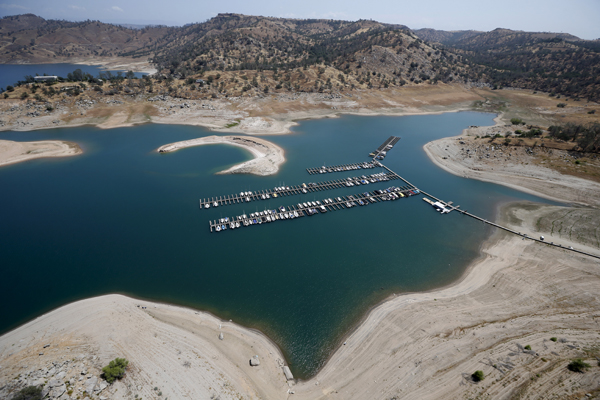 Reservoir banks that used to be underwater are seen at Millerton Lake, on the San Joaquin River, in Friant, California, United States May 6, 2015. California's snowpack, which generally provides about a third of the state's water, is at its lowest level on record. California water regulators on Tuesday adopted the state's first rules for mandatory cutbacks in urban water use as the region's catastrophic drought enters its fourth year. REUTERS/Lucy Nicholson - RTX1BVAY